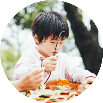 野外活動を行う園児の様子