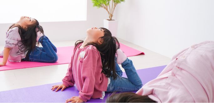 体操を行う園児たちの写真