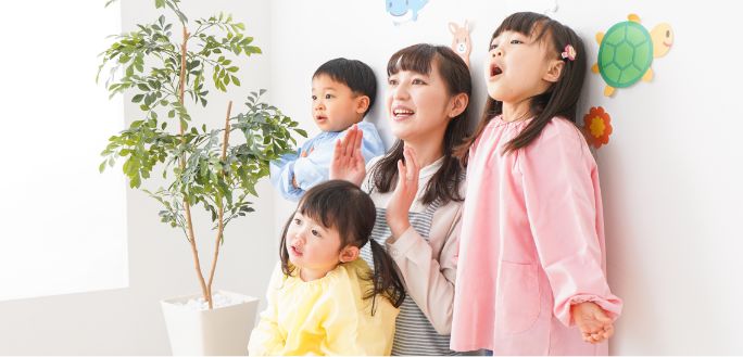 年の違う園児たちが遊んでいる様子の写真